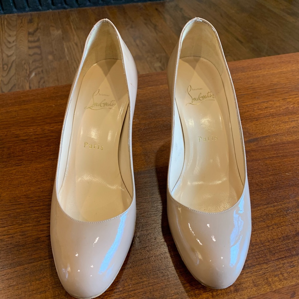 Christian Louboutin nude patent leather pump